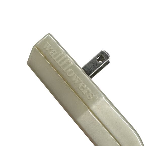 Bath & Body Works Wallflower Plug In Crystal Snowflake - PREOWNED - Picture 4 of 6